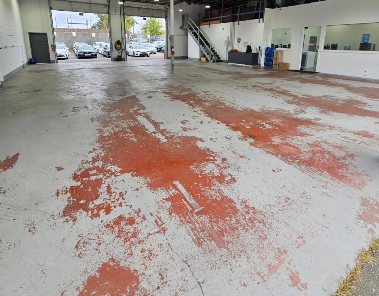 Piso con coating viejo que requiere remoción antes del sistema epoxy