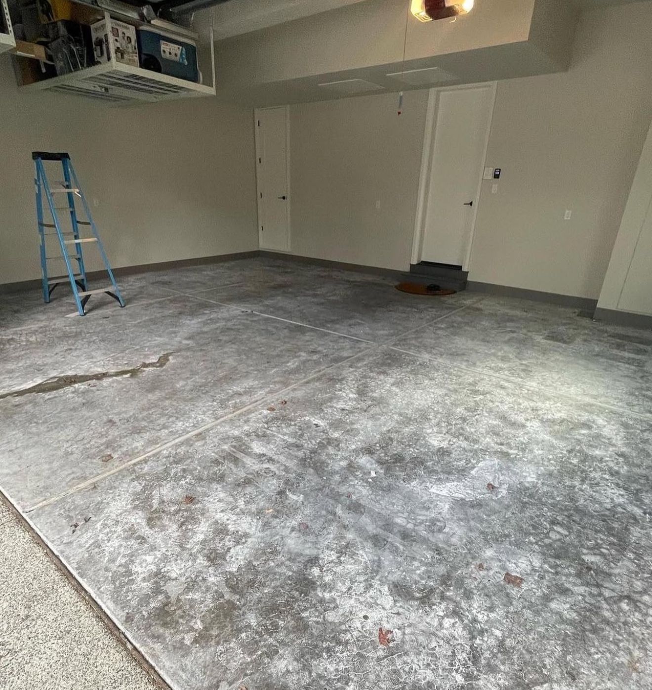 Evaluación de un piso de concreto manchado antes de la preparación